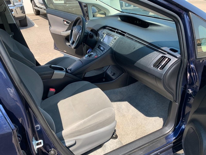 Toyota Prius Vehicle Full-screen Gallery Image 24