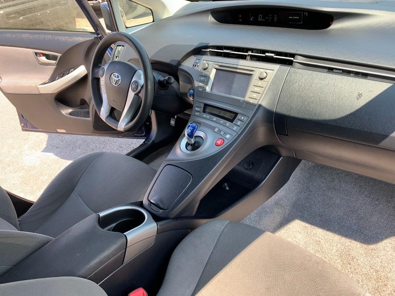 Toyota Prius Vehicle Full-screen Gallery Image 25