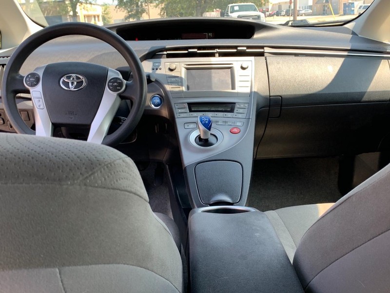 Toyota Prius Vehicle Full-screen Gallery Image 26