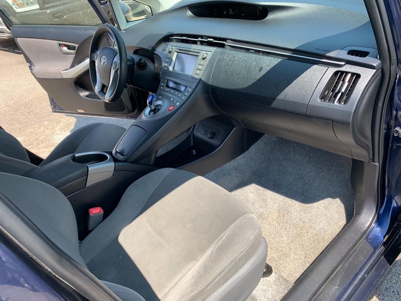 Toyota Prius Vehicle Full-screen Gallery Image 28