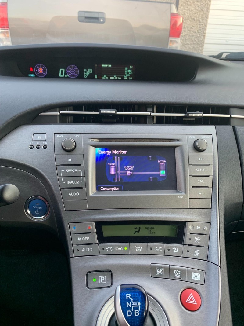 Toyota Prius Vehicle Full-screen Gallery Image 32