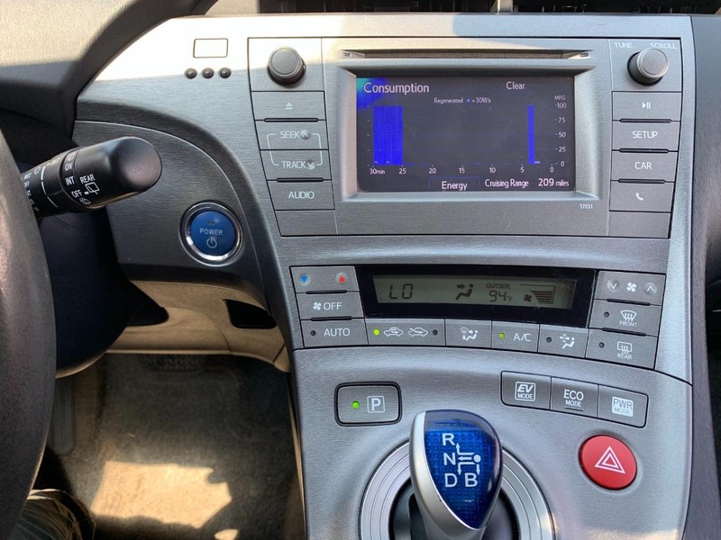 Toyota Prius Vehicle Full-screen Gallery Image 36