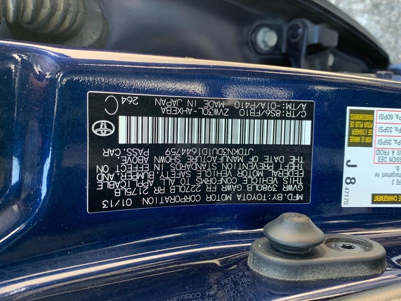 Toyota Prius Vehicle Full-screen Gallery Image 39