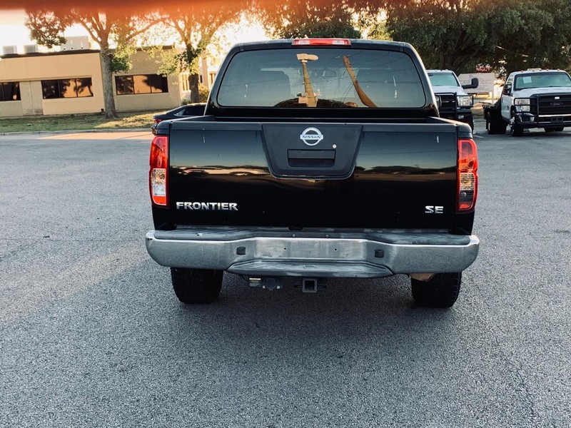 Nissan Frontier Vehicle Full-screen Gallery Image 6