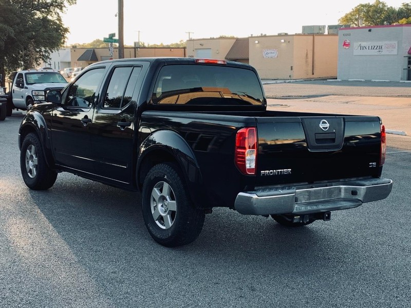 Nissan Frontier Vehicle Full-screen Gallery Image 7