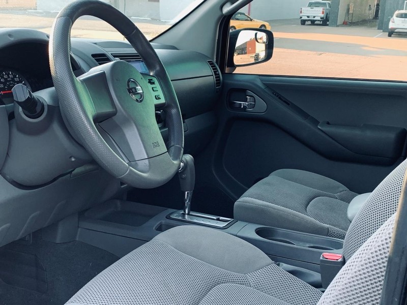 Nissan Frontier Vehicle Full-screen Gallery Image 9