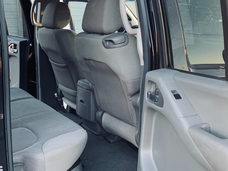 Nissan Frontier Vehicle Full-screen Gallery Image 11