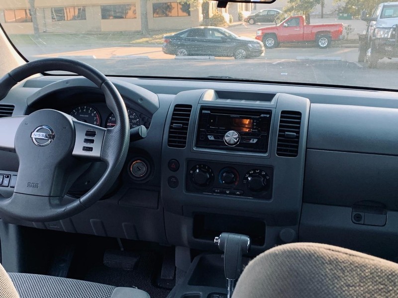 Nissan Frontier Vehicle Full-screen Gallery Image 12