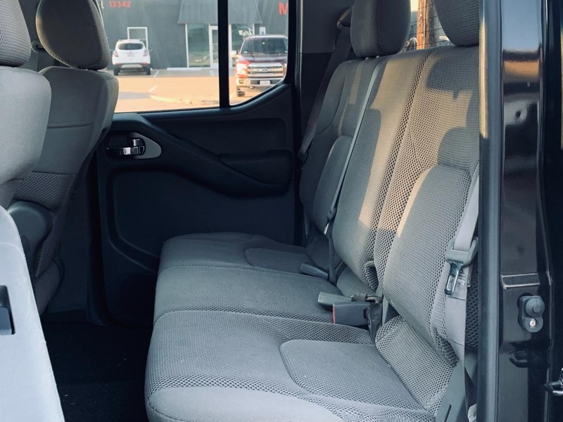 Nissan Frontier Vehicle Full-screen Gallery Image 13