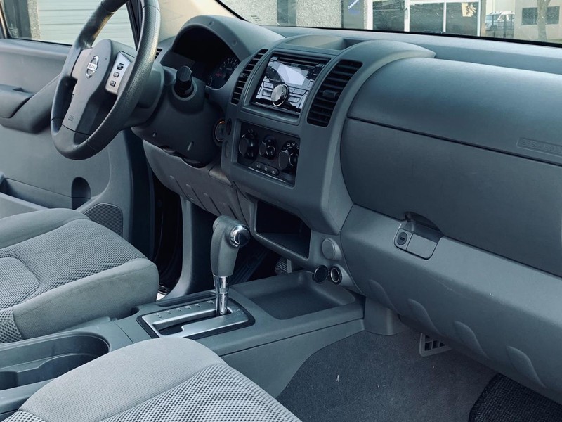 Nissan Frontier Vehicle Full-screen Gallery Image 14