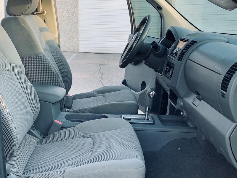 Nissan Frontier Vehicle Full-screen Gallery Image 16