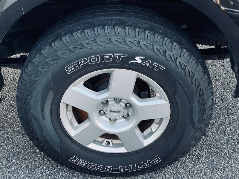 Nissan Frontier Vehicle Full-screen Gallery Image 17