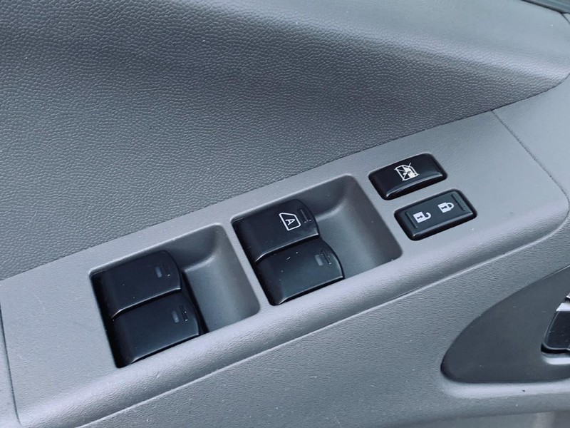 Nissan Frontier Vehicle Full-screen Gallery Image 24