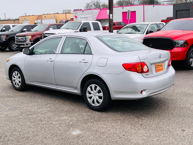 Toyota Corolla Vehicle Full-screen Gallery Image 09