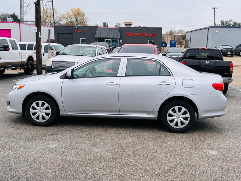Toyota Corolla Vehicle Full-screen Gallery Image 10