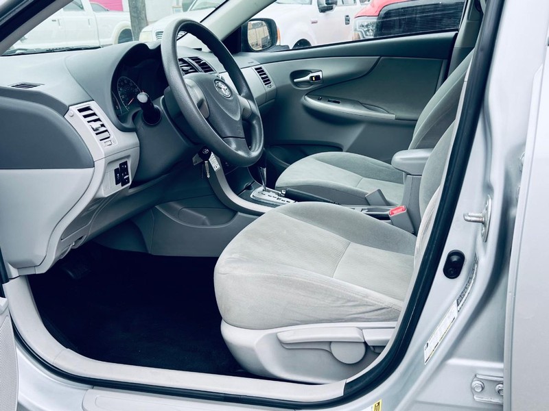 Toyota Corolla Vehicle Full-screen Gallery Image 11