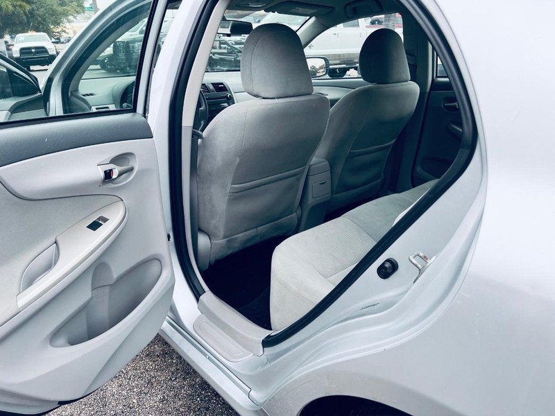 Toyota Corolla Vehicle Full-screen Gallery Image 13