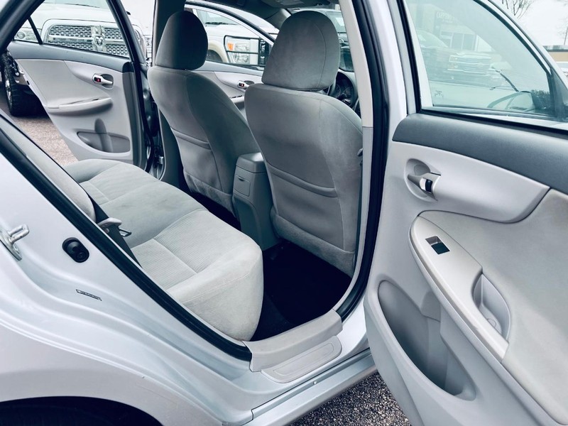 Toyota Corolla Vehicle Full-screen Gallery Image 14