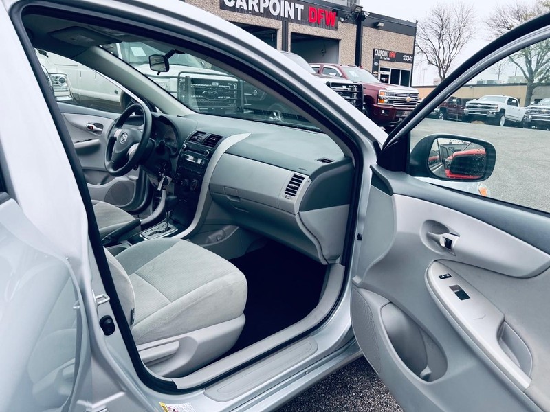 Toyota Corolla Vehicle Full-screen Gallery Image 15