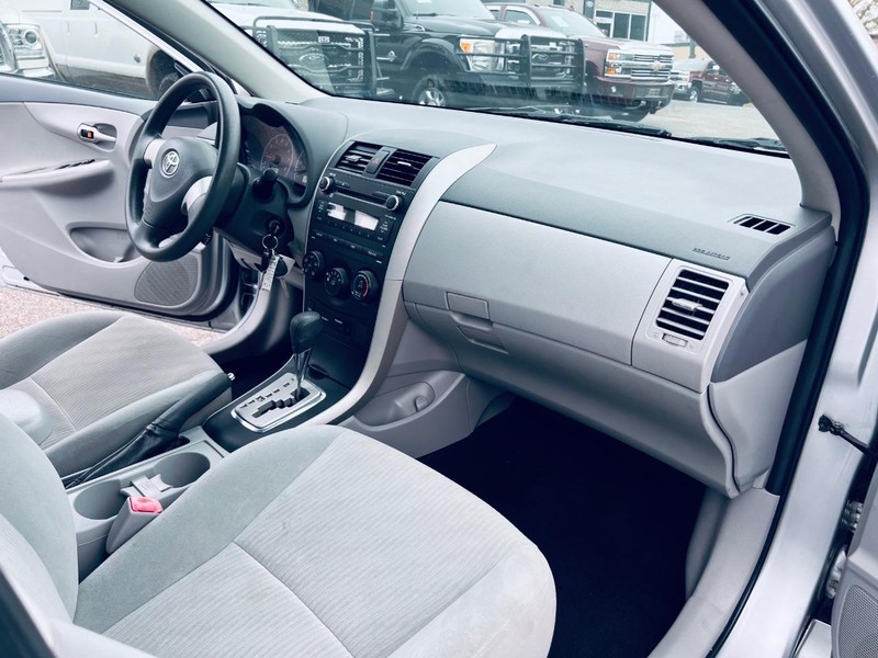 Toyota Corolla Vehicle Full-screen Gallery Image 16