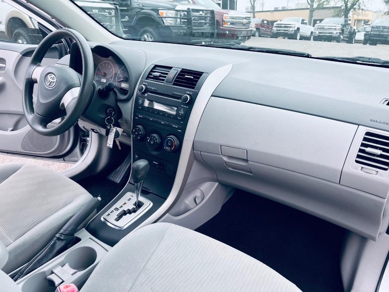 Toyota Corolla Vehicle Full-screen Gallery Image 19