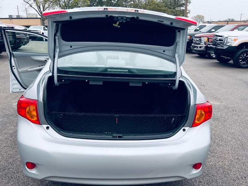 Toyota Corolla Vehicle Full-screen Gallery Image 21