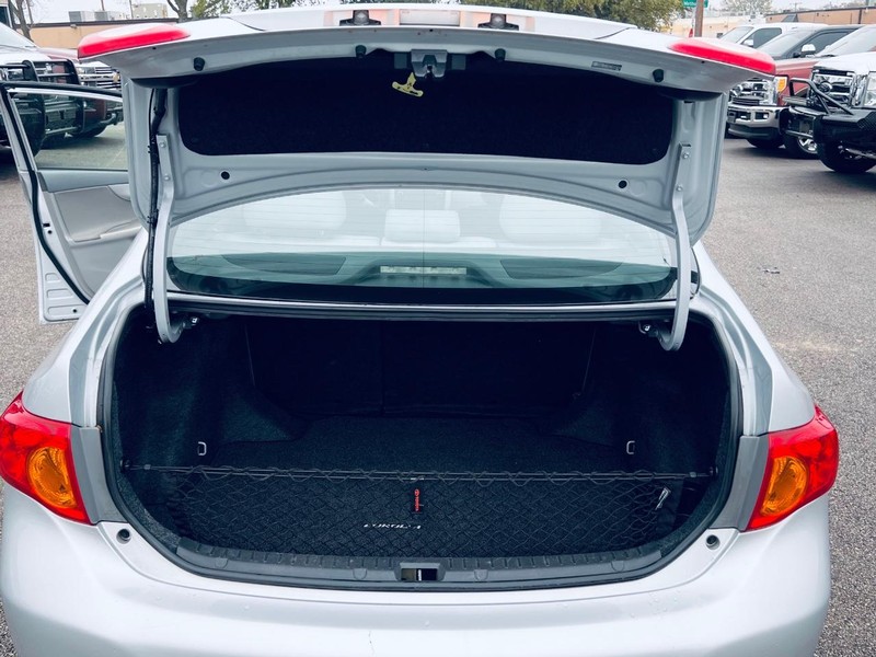 Toyota Corolla Vehicle Full-screen Gallery Image 22