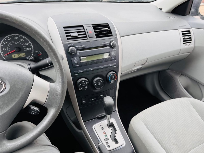 Toyota Corolla Vehicle Full-screen Gallery Image 27