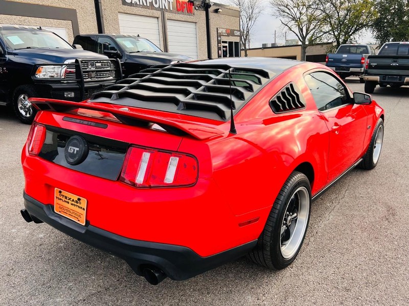 Ford Mustang Vehicle Full-screen Gallery Image 02