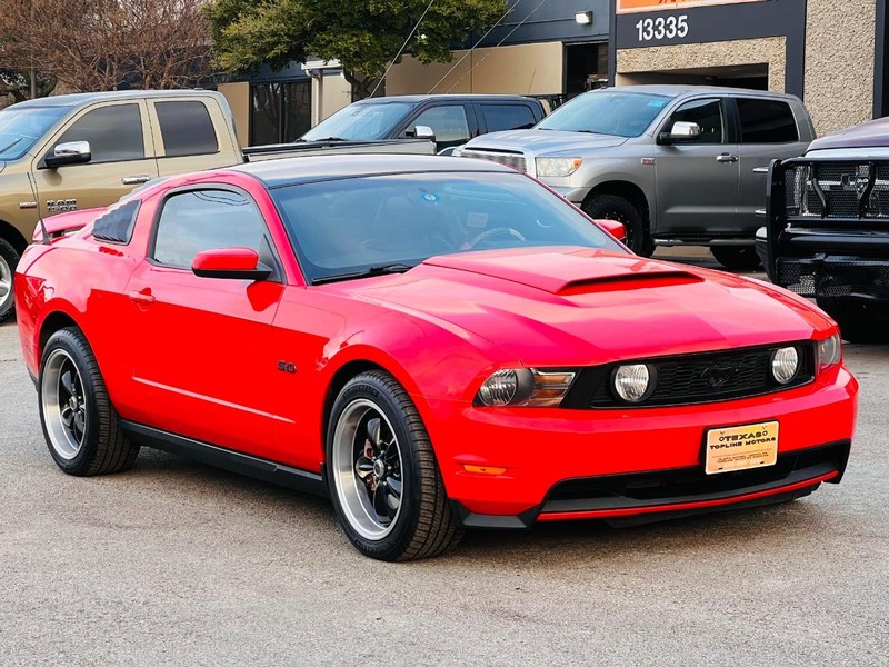Ford Mustang Vehicle Full-screen Gallery Image 03
