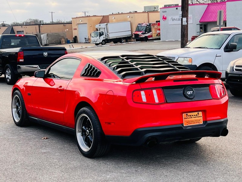 Ford Mustang Vehicle Full-screen Gallery Image 16