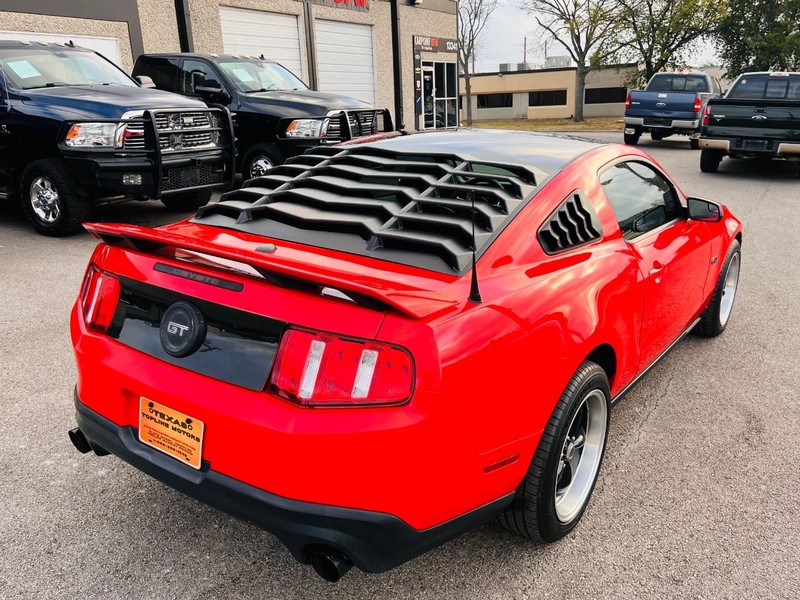 Ford Mustang Vehicle Full-screen Gallery Image 19