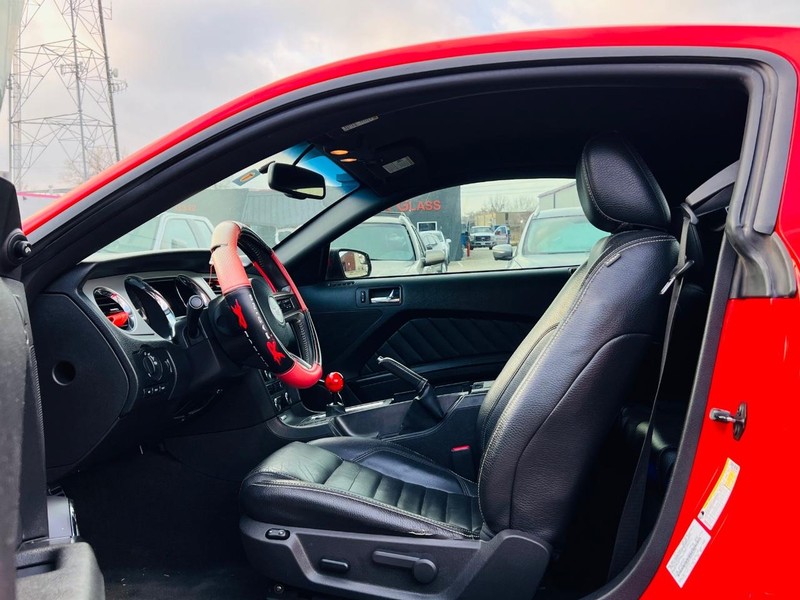 Ford Mustang Vehicle Full-screen Gallery Image 26