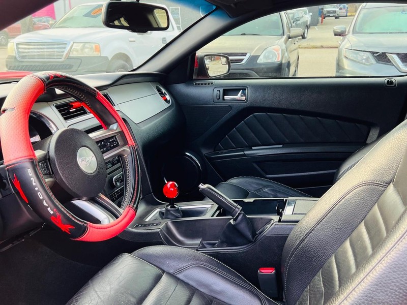 Ford Mustang Vehicle Full-screen Gallery Image 27