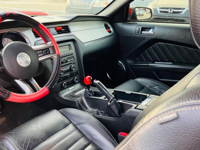 Ford Mustang Vehicle Full-screen Gallery Image 28