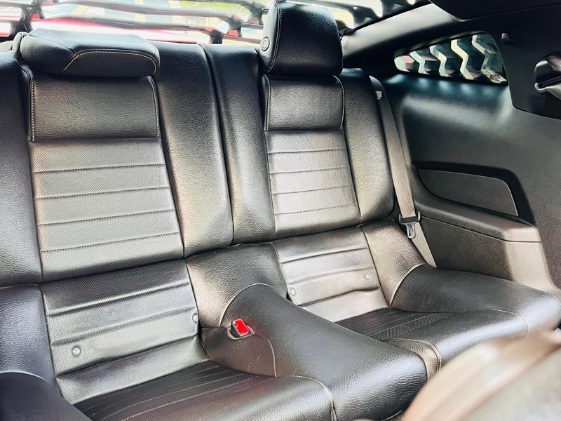 Ford Mustang Vehicle Full-screen Gallery Image 30