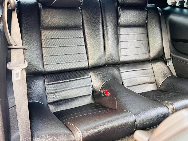 Ford Mustang Vehicle Full-screen Gallery Image 31