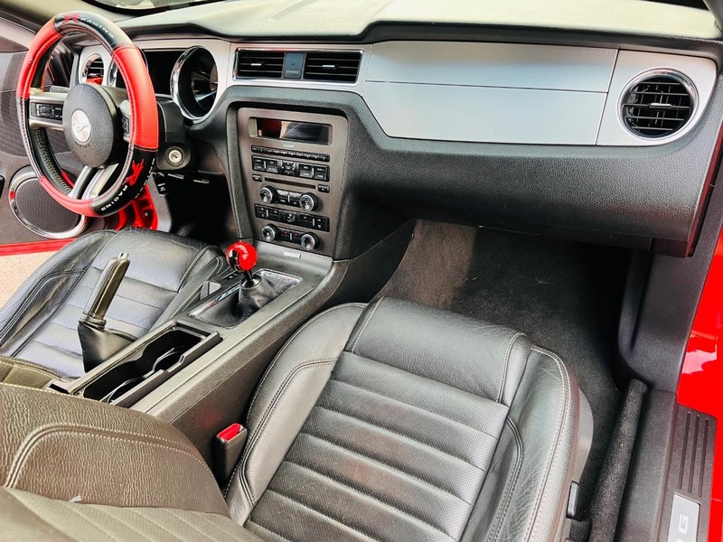 Ford Mustang Vehicle Full-screen Gallery Image 32