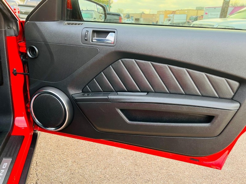 Ford Mustang Vehicle Full-screen Gallery Image 33