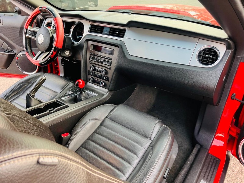 Ford Mustang Vehicle Full-screen Gallery Image 34