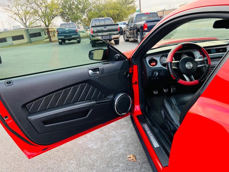 Ford Mustang Vehicle Full-screen Gallery Image 37