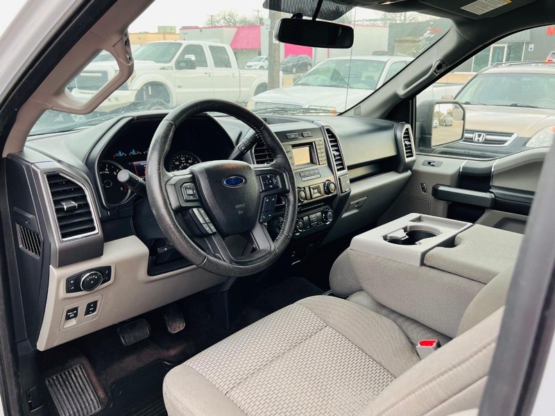 Ford F-150 Vehicle Full-screen Gallery Image 12