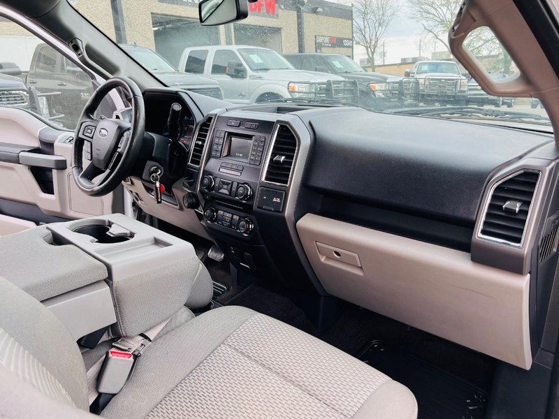 Ford F-150 Vehicle Full-screen Gallery Image 17