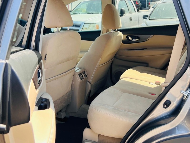 Nissan Rogue Vehicle Full-screen Gallery Image 18