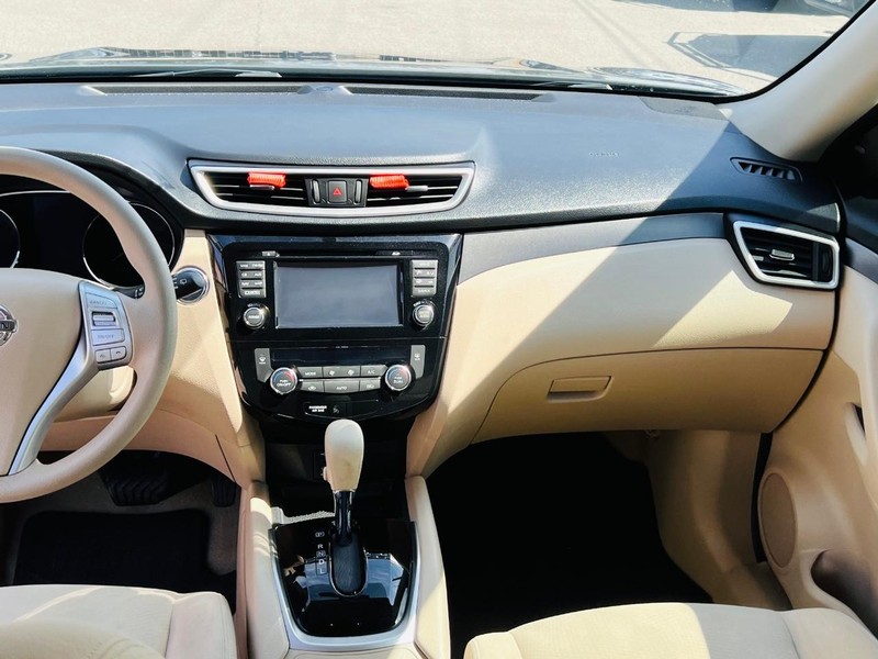 Nissan Rogue Vehicle Full-screen Gallery Image 20