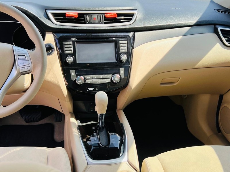 Nissan Rogue Vehicle Full-screen Gallery Image 21