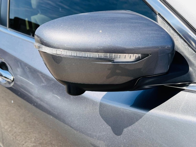 Nissan Rogue Vehicle Full-screen Gallery Image 30