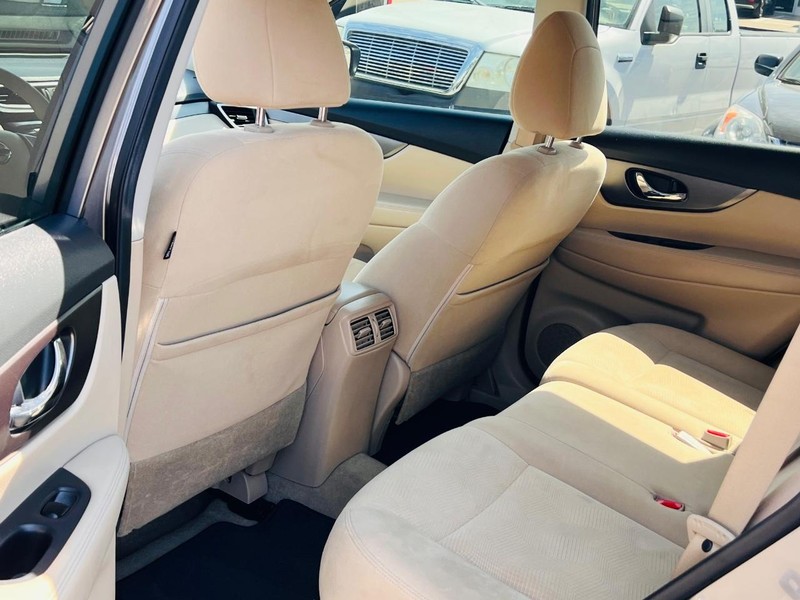 Nissan Rogue Vehicle Full-screen Gallery Image 31