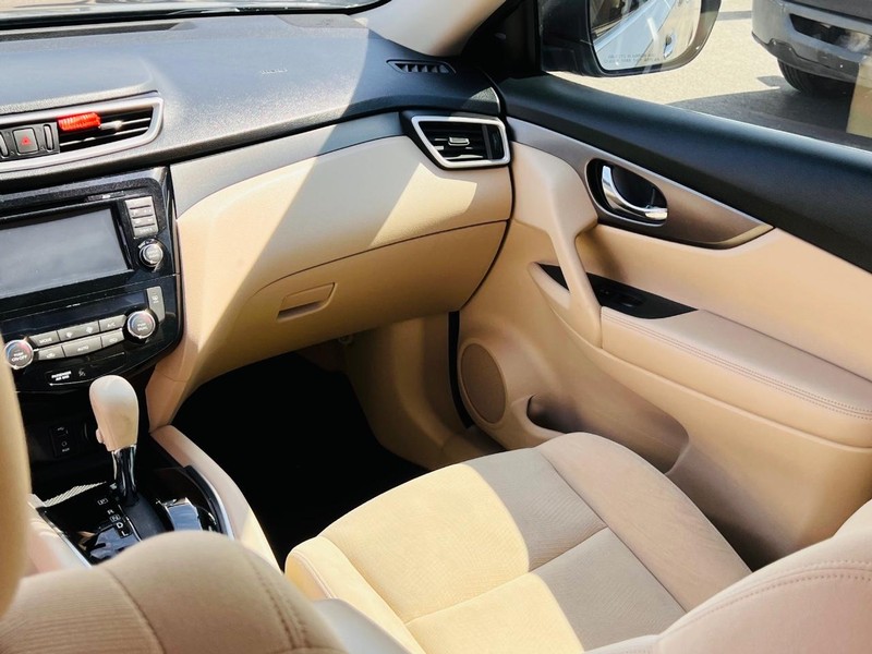 Nissan Rogue Vehicle Full-screen Gallery Image 36