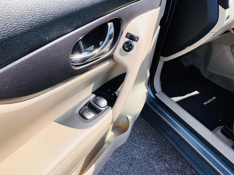 Nissan Rogue Vehicle Full-screen Gallery Image 48